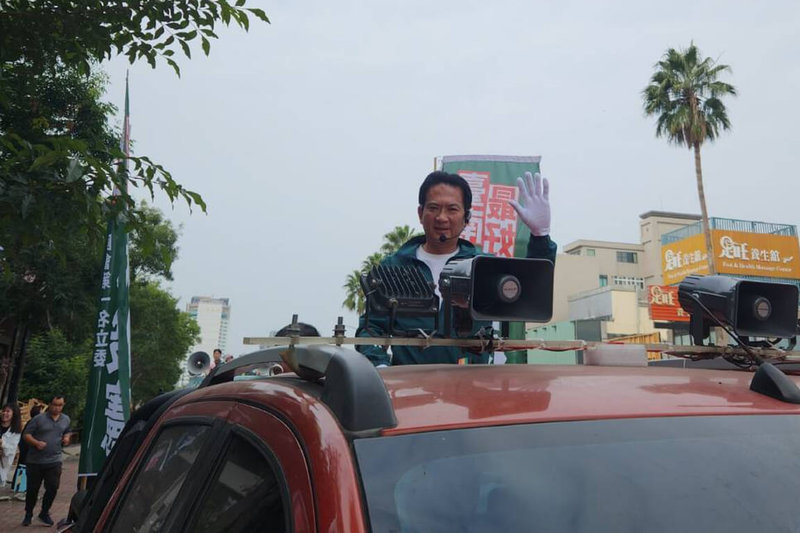 民進黨高雄、台南市長及嘉義縣長初選電話民調12日抽出執行選區為高雄市，參加台南市長初選的立委林俊憲（中）按照先前規劃進行車隊遊行，持續深入地方、擴大與市民接觸。（林俊憲服務處提供）中央社記者楊思瑞台南傳真　115年1月12日