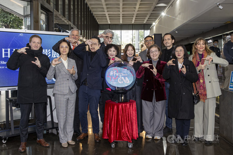 「明日世界 Shooting the World of Tomorrow」新聞攝影展12日上午在中央通訊社盛大開幕，中央社社長胡婉玲（前排左4）、文化部政務次長王時思（前排右3）、德國在台協會處長狄嘉信（Karsten Tietz）（後排左1）等人出席開幕儀式並合影留念。中央社記者鄭清元攝　115年1月12日