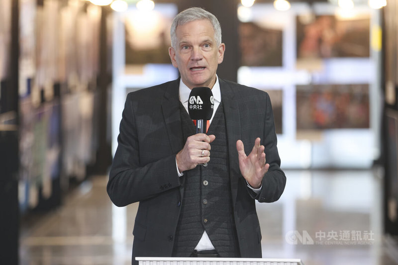 中央通訊社與無國界記者組織（RSF）舉辦「明日世界 Shooting the World of Tomorrow」新聞攝影展，德國在台協會處長狄嘉信（Karsten Tietz）（圖）12日出席開幕儀式並致詞。中央社記者鄭清元攝　115年1月12日