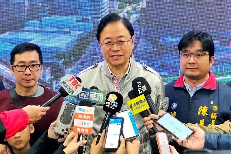 中央政府總預算案卡關，可能影響TPASS補助，基北北桃12日開會討論。桃園市長張善政（中）12日表示，絕對不能讓TPASS中斷，如果中央政府補助款暫時不能撥補，桃市府將先墊付。中央社記者吳睿騏桃園攝　115年1月12日