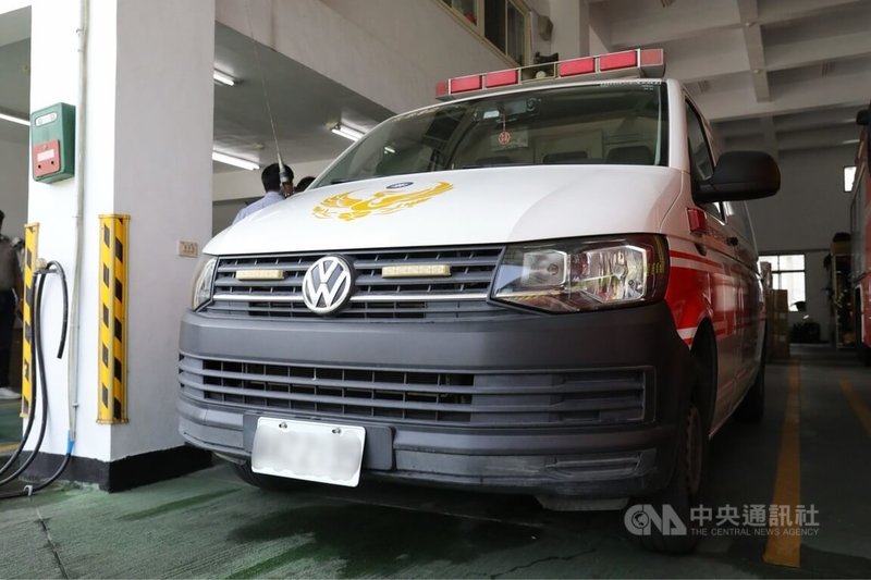 高雄上週發生2起一氧化碳中毒事故，經消防局研判，是因將屋外式熱水器安裝於室內或通風不良陽台，總計造成8人出現頭暈不適等症狀，送醫治療。圖為救護車示意圖，與案件無關。中央社記者張已亷攝　115年1月12日