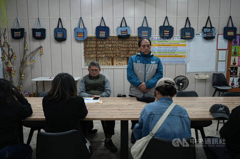 光電業者近期將再度舉辦說明會,屏東縣獅子鄉楓林部落光電自救會長廖清山(後右)、楓林村長宋銘德(後左)11日與自救會成員開會討論,並於會前禱告。中央社記者黃郁菁攝 115年1月12日