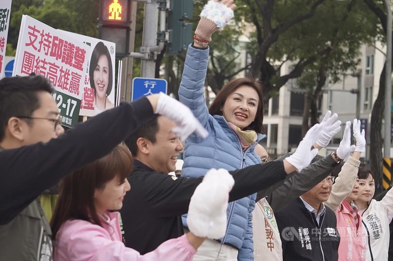 民進黨高雄市長初選民調12日晚間登場,立委邱議瑩(中)一早站在苓雅區市區路口向民眾拜票致意,全力衝刺選情。中央社記者董俊志攝 115年1月12日