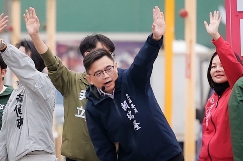 民進黨高雄市長初選民調12日晚間登場,參選人、立委賴瑞隆(中)一早在多名市議員及參選人陪同下,於博愛二路與明誠二路口向通勤族問候致意,把握機會爭取支持。(賴瑞隆辦公室提供)中央社記者蔡孟妤傳真 115年1月12日