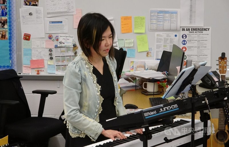 旅美23年的李欣怡去年實現製作音樂專輯的夢想,她11日攜手台灣及美國樂手在華府台灣學校共同演出,擔任鍵盤手,以創新方式呈現台語老歌。中央社記者侯姿瑩馬里蘭州攝 115年1月12日