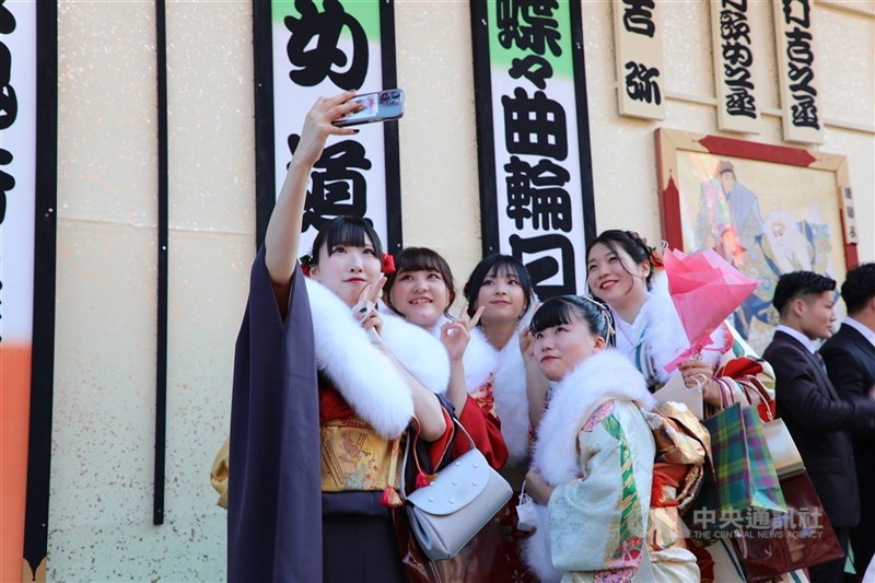 圖為邁入成人的日本女生，在成人之日盛裝打扮，並與朋友合影留念。（中央社檔案照片）