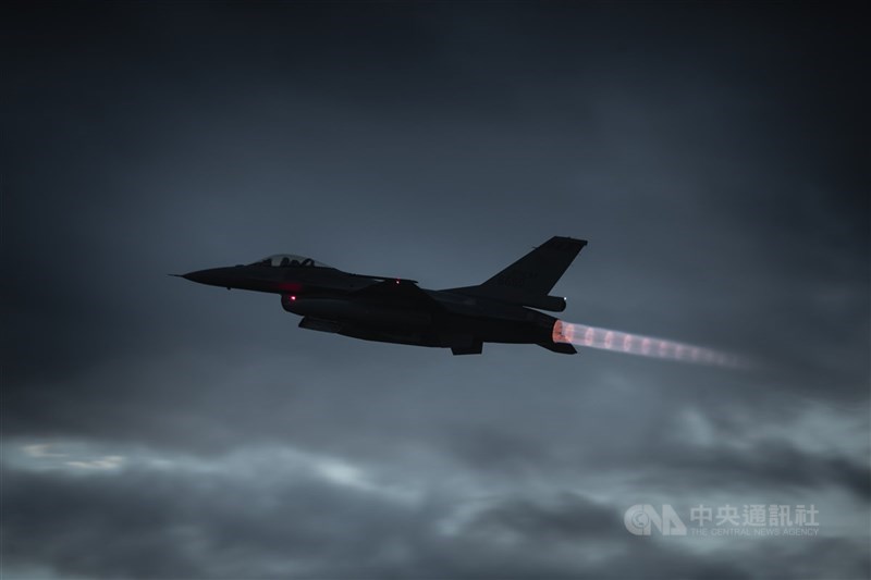 圖為 F-16V執行夜航訓練。（中央社檔案照片）
