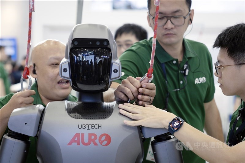 圖為和椿在2025年亞洲工業4.0暨智慧製造系列展中展示人形機器人產品。（中央社檔案照片）