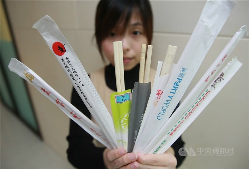 最新研究發現，不用免洗餐具等永續行動，可能與個人價值觀、情感與道德觀評估有關。圖為免洗餐具示意圖。（中央社檔案照片）