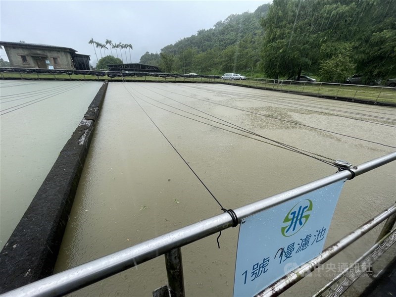監察院表示台灣自來水淨水場飲用水及原水恐有塑膠微粒疑慮，水利署說明，飲用水中微型塑膠平均值低於國際平均值，亦遠低於瓶裝水平均值。（中央社檔案照片）