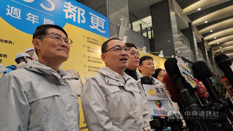 立法院對總統賴清德提出彈劾案，預定14、15日召開公聽會。新北市長侯友宜（左2）12日出席活動受訪時對此表示，執政黨要傾聽人民的聲音，彼此互相體諒跟包容才是最重要的。中央社記者王鴻國攝　115年1月12日