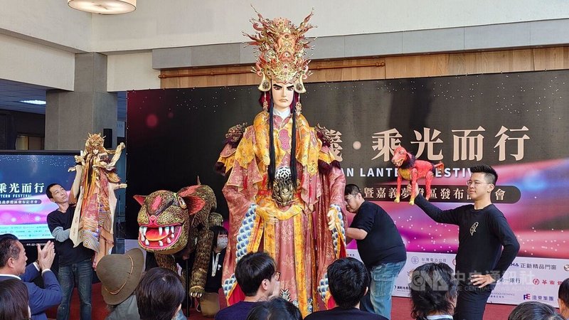 嘉義縣政府12日舉辦2026台灣燈會形象影片「嘉義.乘光而行」及公布嘉義夢主題燈區內容記者會,三昧堂創意木偶團隊開場,3公尺高「王孫大使」、2.5公尺長「獵犬公」布袋戲偶現身。中央社記者蔡智明攝 115年1月12日