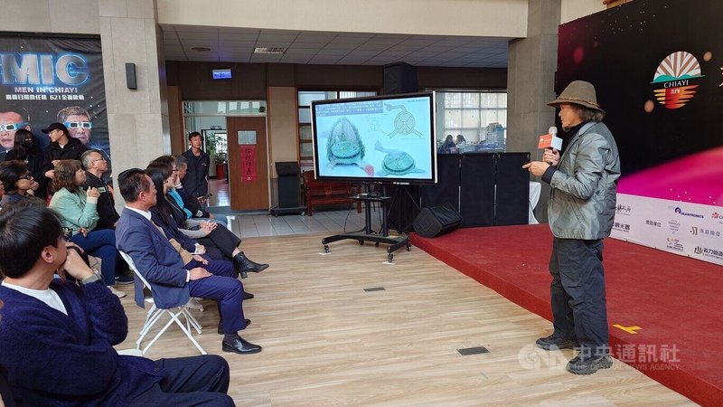 嘉義縣政府12日舉辦2026台灣燈會形象影片「嘉義.乘光而行」及公布嘉義夢燈區內容記者會,藝術家王文志(右)介紹作品夢燈區主燈「光之新徑」。中央社記者蔡智明攝 115年1月12日