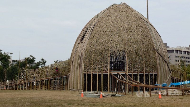 2026台灣燈會嘉義夢燈區主燈為竹構造「光之新徑」,高約17公尺、寬約20公尺,創作者藝術家王文志12日說,這是可步入、可互動的沉浸式大型裝置。中央社記者蔡智明攝 115年1月12日