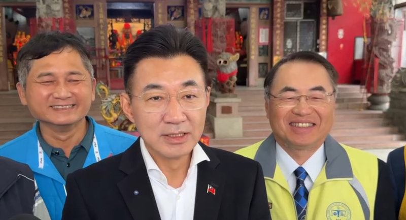 立法院副院長江啟臣（中）爭取國民黨提名參選台中市長，他12日接受媒體聯訪表示，希望打造台中市成為旗艦城，這是所有市民期待，他會繼續努力打拚。（民眾提供）中央社記者趙麗妍傳真　115年1月12日