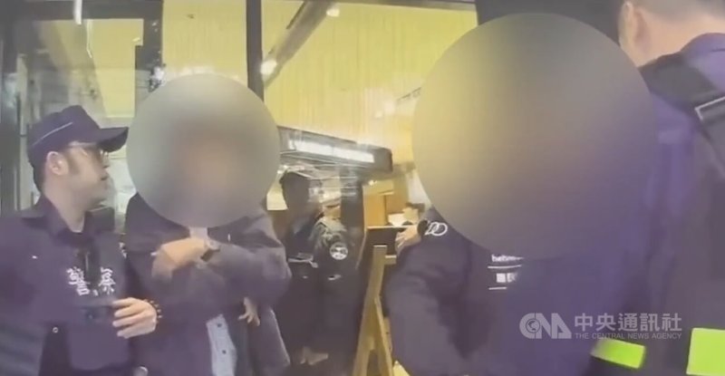 台北市警察局大同分局11日獲報，捷運中山站出口處發生偷拍事件，警方帶回犯嫌31歲杜姓男子（左2），另於其手機內還發現數名女子偷拍影像，全案依妨害性隱私現行犯逮捕並移送士林地檢署偵辦。（翻攝照片）中央社記者黃麗芸傳真　115年1月12日