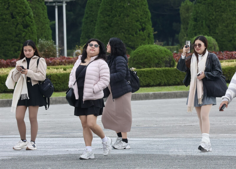 圖為民眾12日結伴到中正紀念堂出遊。中央社記者張皓安攝　115年1月12日