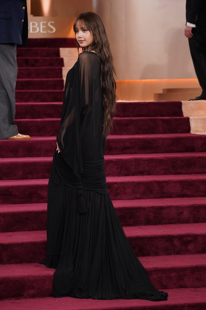 韓國女團BlackPink成員Lisa一襲黑色薄紗禮服登上紅毯，她將在本屆金球獎擔任頒獎嘉賓。（美聯社）