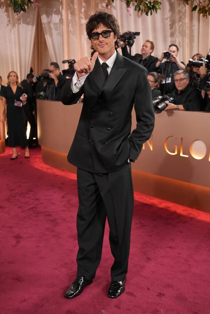 剛憑「科學怪人」拿下影評人大獎的雅各艾洛迪，身著寬版西裝搭配墨鏡出席12日的金球獎。（美聯社）