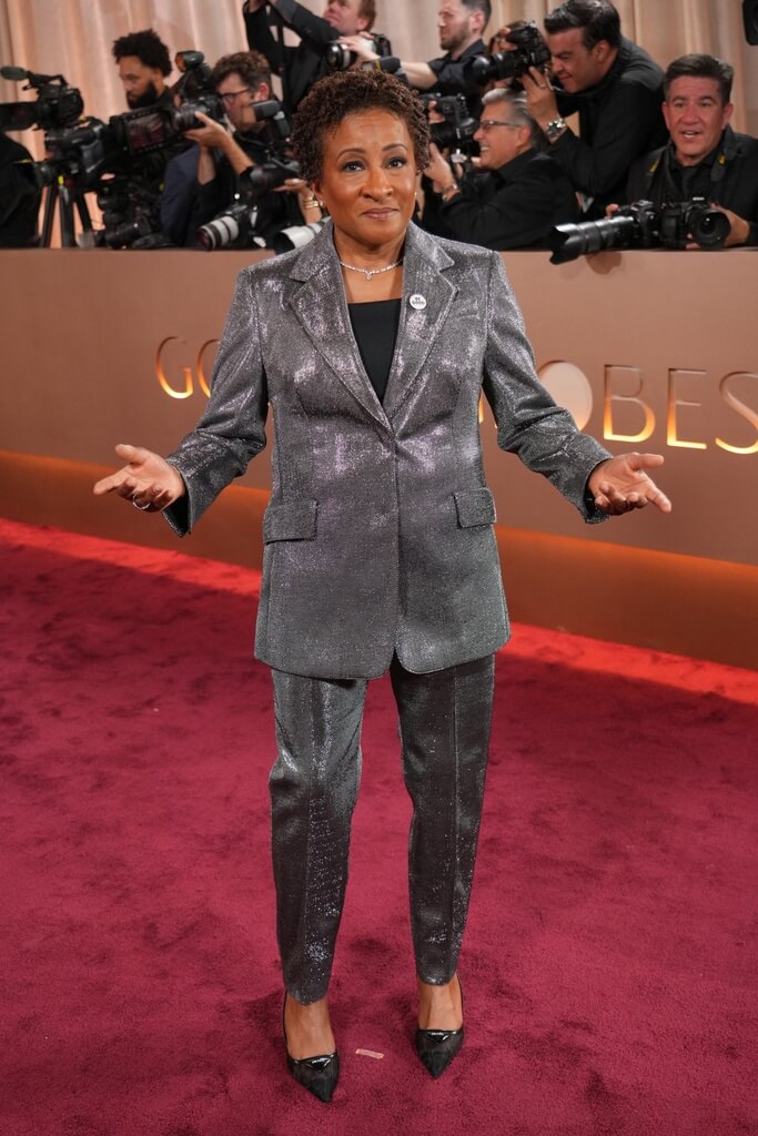 喜劇女星汪妲賽克絲身穿灰色亮面西裝，同樣在衣領上別上徽章聲援遭ICE擊斃女子古德。（美聯社）