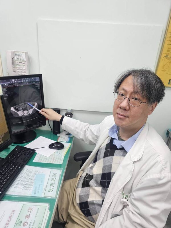 台中市45歲民眾腹部疼痛與胃痛1個多月，澄清醫院外科醫師王志浩（圖）12日說明，患者被診斷因腫瘤引發嚴重腸套疊，不及時處理，恐危及生命。（醫院提供）中央社記者郝雪卿傳真  115年1月12日