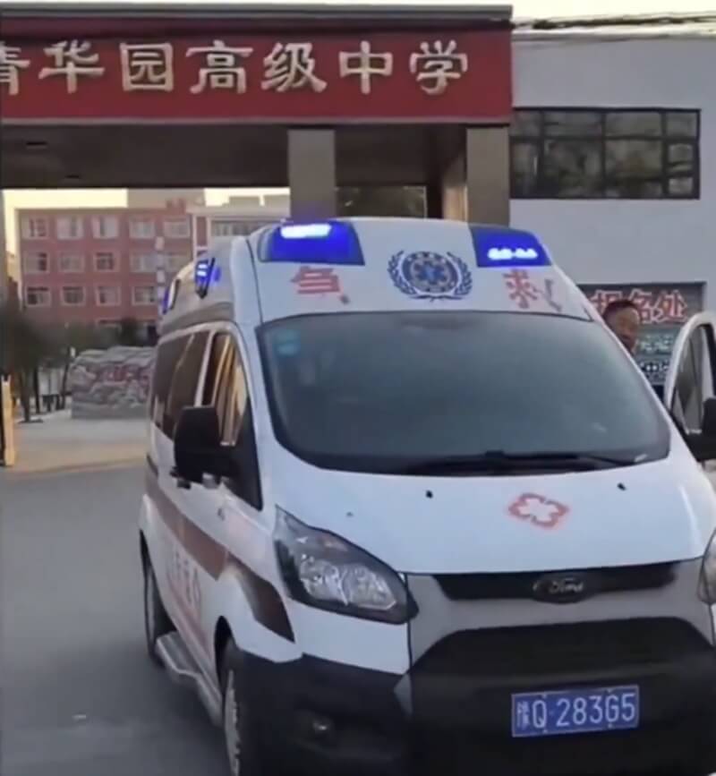 中國河南省新蔡縣今是清華園中學8日上午發生13歲朱姓男學生在校園離奇死亡案件。由於校方被指企圖連忙運走遺體，且死者左胸更被發現釘子大小的傷口，引起各界質疑。（圖取自x.com/whyyoutouzhele）