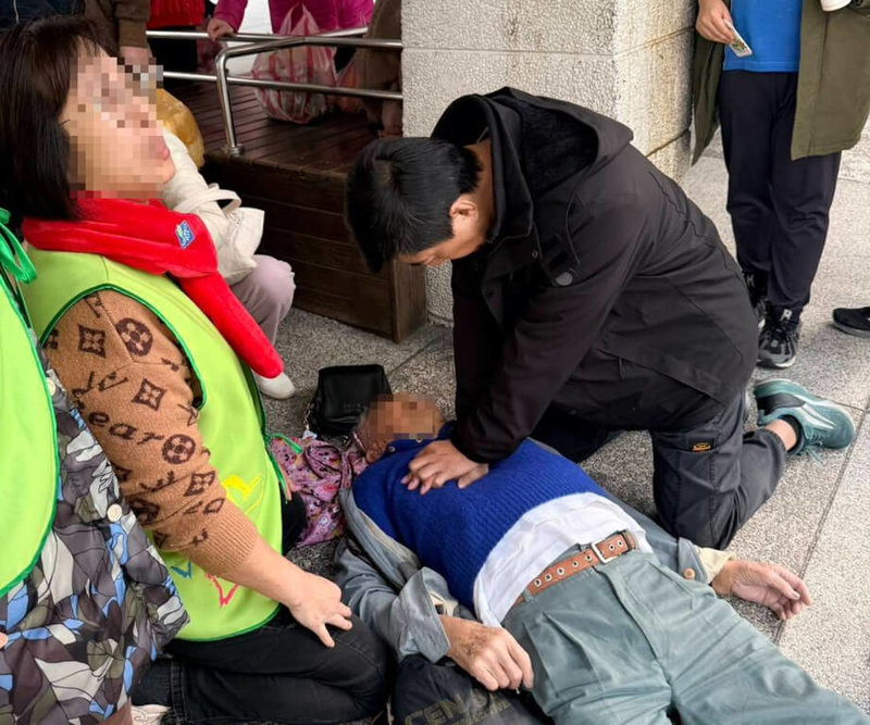高齡百歲張姓男子11日上午在基隆市二信循環站等車時，突倒地失生命徵象，休假中百福消防分隊小隊長李岳錡見狀，上前實施心肺復甦術，讓張男漸恢復自主呼吸心跳。（讀者提供）中央社記者王朝鈺傳真　115年1月12日