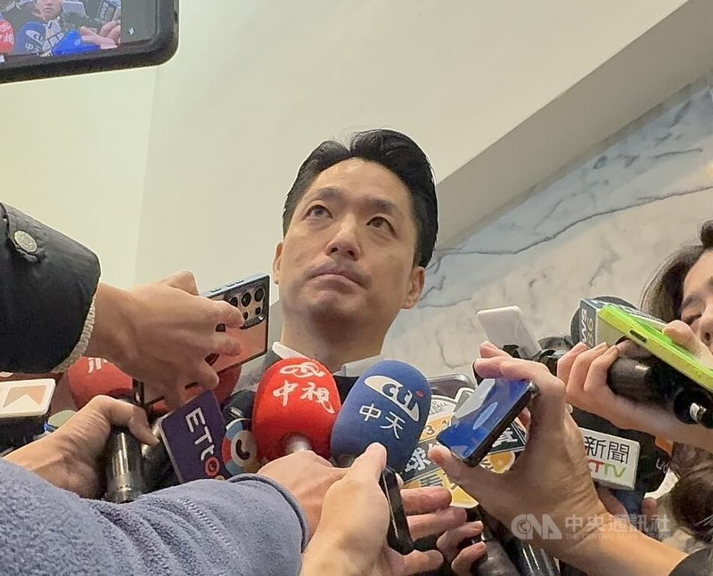 台北市長蔣萬安（中）12日接受媒體聯訪表示，地方政府當然會全力持續TPASS服務，但希望行政院好好與立法院溝通中央政府總預算案。中央社記者楊淑閔攝　115年1月12日