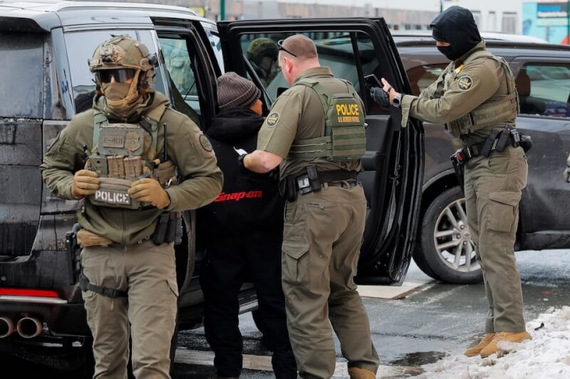 美國邊境巡邏隊員10日在明尼蘇達州明尼阿波利斯街頭拘留一名男子。（路透社）