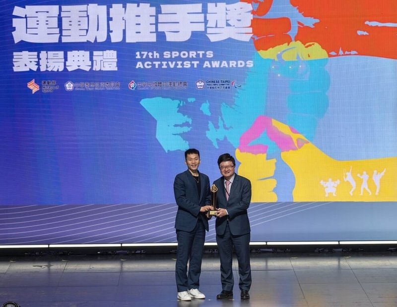 長庚醫療財團法人今年是連續第11年獲頒運動推手獎的「贊助類金質獎」，及第2年獲頒「推展類銅質獎」，長庚決策委員會主任委員程文俊（右）從運動部長李洋（左）手中接過獎項。（長庚醫院提供）中央社記者黎建忠傳真　115年1月12日