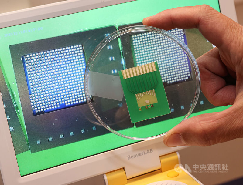 國研院半導體中心13日上午舉行「晶片級先進封裝研發平台」發表記者會，現場展示最新的晶片級植球技術。中央社記者鄭清元攝　115年1月13日