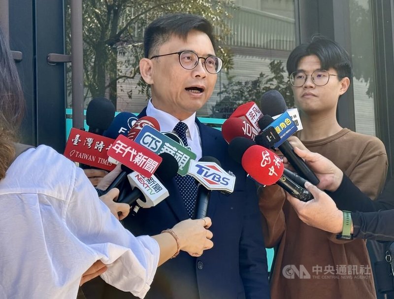 民主進步黨13日公布高雄市長初選民意調查結果,民進黨籍立法委員賴瑞隆勝出;圖為賴瑞隆(中)13日在高雄服務處接受媒體採訪。中央社記者董俊志攝 115年1月13日