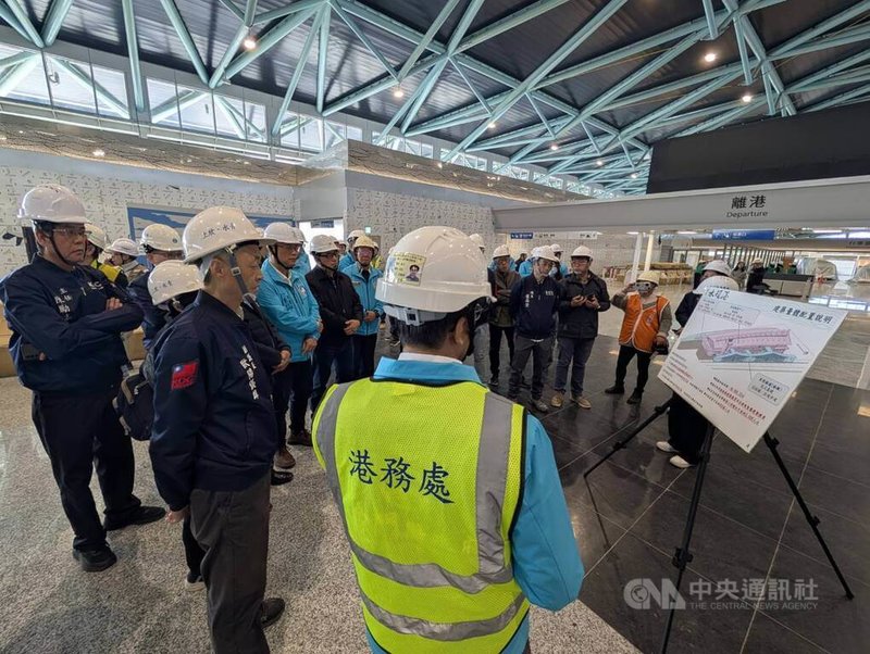 金門小三通新建「金門港旅運中心」將於2月3日試營運，正式啟用日期另行公告。圖為民國114年12月16日金門縣議會定期會安排至新建旅運中心會勘。中央社記者吳玟嶸攝　115年1月13日