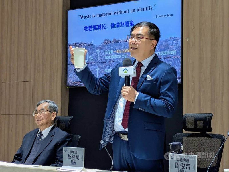 國土署1月1日起實施營建剩餘土石方全流向管理政策，要求土石方清運車輛必須安裝GPS，每個進出點都以電子聯單申報。環境部長彭啓明（右）13日表示，管理漏洞已存在幾10年，政府有決心要徹底改變，完全支持土石方清運車輛必須安裝GPS。中央社記者張雄風攝　115年1月13日