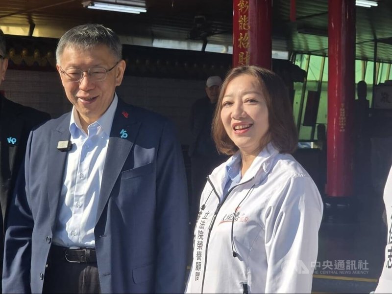 民眾黨創黨主席柯文哲（左）13日在民眾黨宜蘭縣長參選人陳琬惠（右）陪同下，前往宜蘭四結福德廟參拜。中央社記者沈如峰攝　115年1月13日