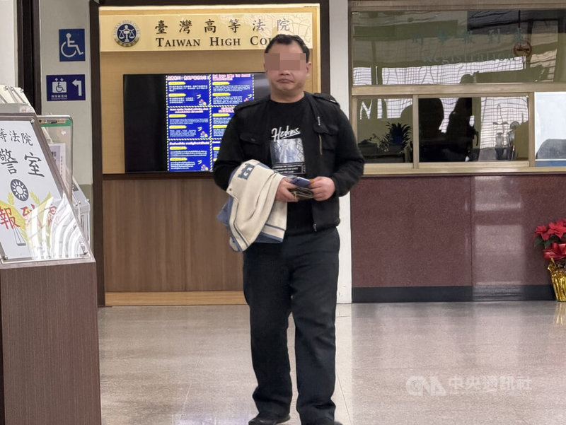 前新北市後備旅步兵第一營吳姓中校營長（圖）因沉迷酒店女子欠債，無心執行教召任務，竟偽造父親訃聞請假，全案一審時判刑1年10月，經上訴，二審高院13日開庭，吳男請求宣告緩刑。中央社記者劉世怡攝　115年1月13日