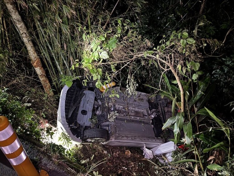 苗栗縣郭姓男子與邱姓女子為前男女朋友，邱女懷疑飼養的小狗遭郭男毒害，前往對方工寮蹤火，郭男得知後駕車疑蓄意衝撞邱女車輛，導致邱女連人帶車失控翻落邊坡。（警方提供）中央社記者管瑞平傳真　115年1月13日