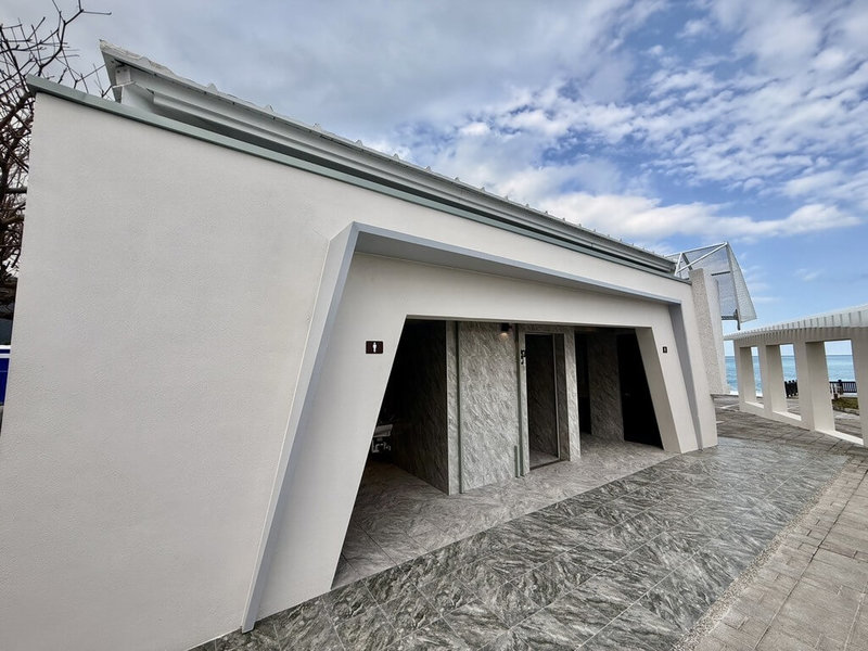 持續提升觀光競爭力，花蓮縣政府爭取交通部觀光署補助辦理「景點優化體驗加值計畫」案，針對七星潭周邊景觀及自行車道進行全面優化。圖為七星潭飛機航道下「藍天廣場公廁」全新升級。（花蓮縣政府提供）中央社記者李先鳳傳真　115年1月13日