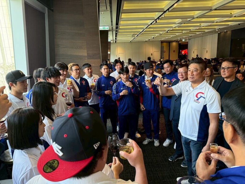 中華民國棒球協會日前舉行感恩餐會，棒協理事長辜仲諒（前右）勉勵各級代表隊選手持續精進球技，為國家爭取最高榮譽，也承諾繼續扮演代表隊最強後盾，共同朝世界排名第1的目標邁進。（中華民國棒球協會提供）中央社記者謝靜雯傳真　115年1月13日