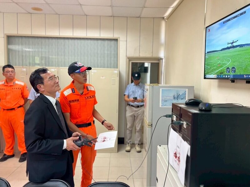 海洋委員會海巡署表示，為貫徹海委會主委管碧玲所提「人人皆飛手」政策，海巡署長張忠龍（前左）今年1月通過考核，順利取得交通部民航局「無人多旋翼機基本級Ⅰ」專業證照。（海巡署提供）中央社記者黃麗芸傳真　115年1月13日