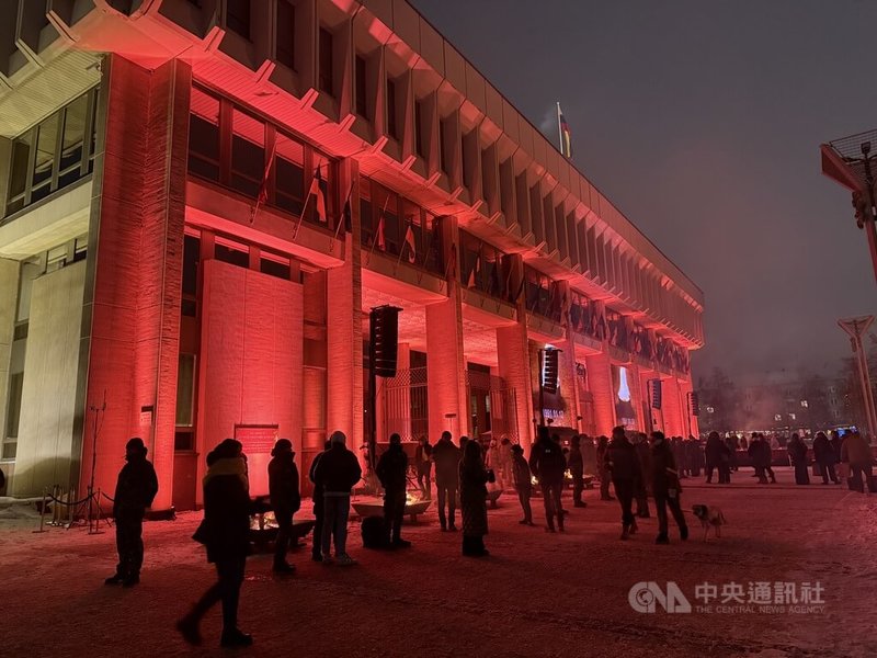 立陶宛國會是自由捍衛者日的重要象徵地點，當年民眾自發聚集守衛立陶宛電視塔以及國會，抵擋蘇聯的軍隊占領。圖為12日立陶宛國會前的紀念活動。中央社記者游堯茹維爾紐斯攝 115年1月13日