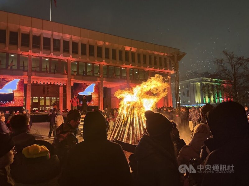 立陶宛12日在首都維爾紐斯舉行「自由捍衛者日」紀念活動，民眾聚集於國會前廣場的大型篝火旁，追思當年為了守護自由而犧牲的民眾。中央社記者游堯茹維爾紐斯攝 115年1月13日
