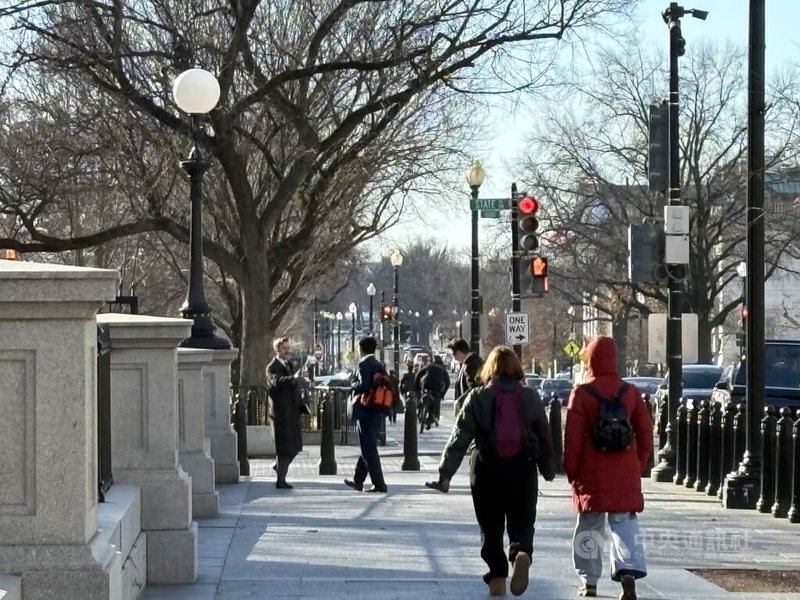 台灣民眾黨一行人12日訪問華府,首先拜會白宮國安會。圖為台灣民眾黨主席黃國昌(橘背包者)進入白宮國安會所在的艾森豪行政辦公大樓。中央社記者鍾佑貞華盛頓攝 115年1月13日