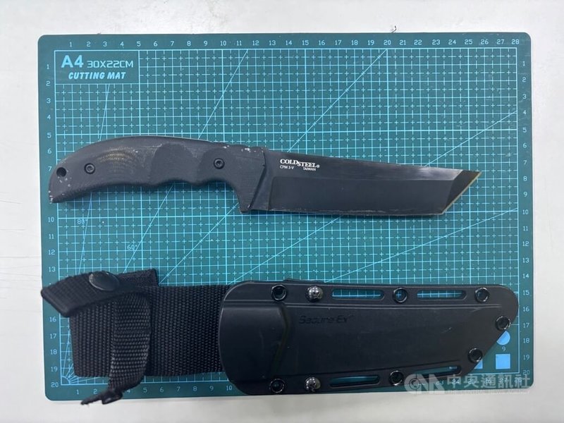 27歲張姓男子與71歲周姓男子13日因人行道騎乘自行車禮讓問題起口角，進而衍生肢體衝突，張男持戰術直刀作勢恐嚇。台北市警察局中正第一分局介壽路派出所獲報到場處理，詢後將2人依法送辦。（翻攝照片）中央社記者黃麗芸傳真　115年1月13日