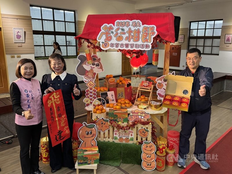 雲林縣斗六市公所13日舉辦「115年斗六茂谷柑節暨年貨市集」系列活動記者會，斗六市長林聖爵（右1）表示，近期低溫，有利茂谷柑轉色，黃澄澄的斗六茂谷柑是春節最具幸福感的伴手禮。中央社記者姜宜菁攝　115年1月13日