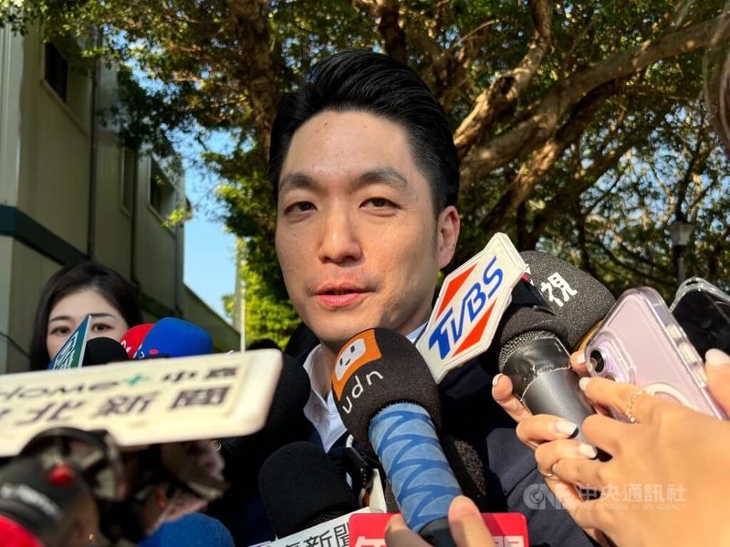 輝達台灣總部將進駐北投士林科技園區T17、18基地，有議員提出建物面臨需設屋頂光電板及綠覆率等法規問題。台北市長蔣萬安（中）13日受訪表示，一定會合法並依照程序一一解決目前疑慮。中央社記者陳昱婷攝　115年1月13日