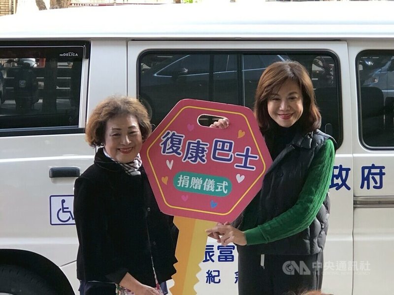 為紀念亡夫，基隆市虹橋里長李碧霞（左）13日以夫妻名義捐贈基隆市政府一輛復康巴士，由基隆市副市長邱佩琳（右）代表市府受贈，也感謝李碧霞把小愛轉化成大愛。中央社記者王朝鈺攝　115年1月13日