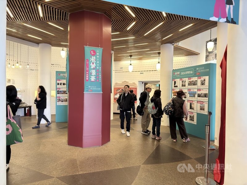 第5屆「港覺濠台IG圖文徵選活動」13日舉行頒獎典禮，並在西門紅樓1樓展示歷年得獎作品供民眾觀看。中央社記者廖文綺攝　115年1月13日