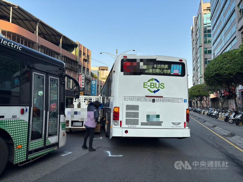 新北市新莊區一輛公車13日下午行經中正路時，不知何故與小貨車發生碰撞，造成公車4名乘客受傷送醫，詳細肇事原因及責任尚待進一步調查釐清。（翻攝照片）中央社記者王鴻國傳真　115年1月13日