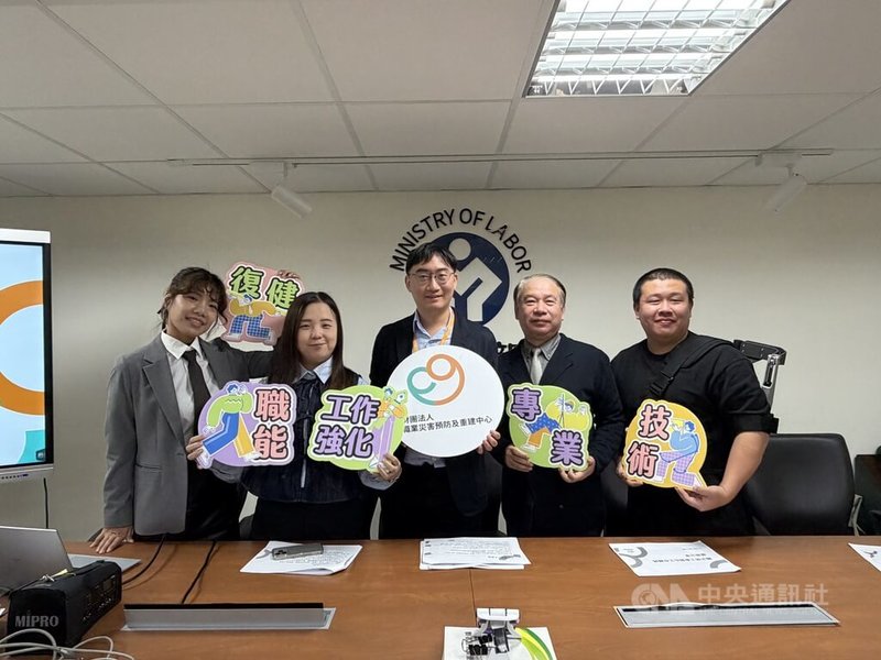 勞動部職業災害預防及重建中心114年執行「職災勞工客製化工作輔具開發試辦計畫」，包含客製化輔具及輔具媒合策略共21案，未來盼將跨團隊合作模式，推展到北部、中部，提升輔具開發量能。中央社記者吳欣紜攝　115年1月13日